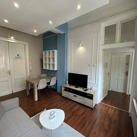 Eight Two Bedroom Centre Comfort شقة *